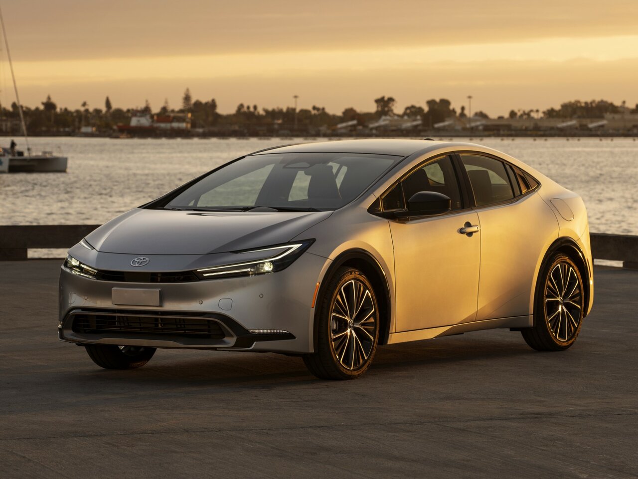 Toyota Prius, 2023 - , V, лифтбек: купить, технические характеристики, отзывы и объявления